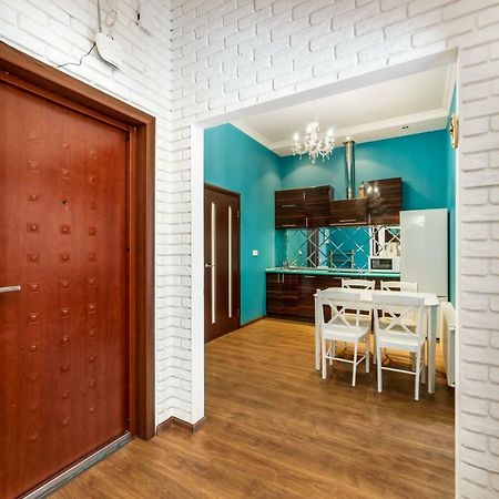 Stylish Apartment With A Balcony Overlooking The Park Одеса Екстериор снимка