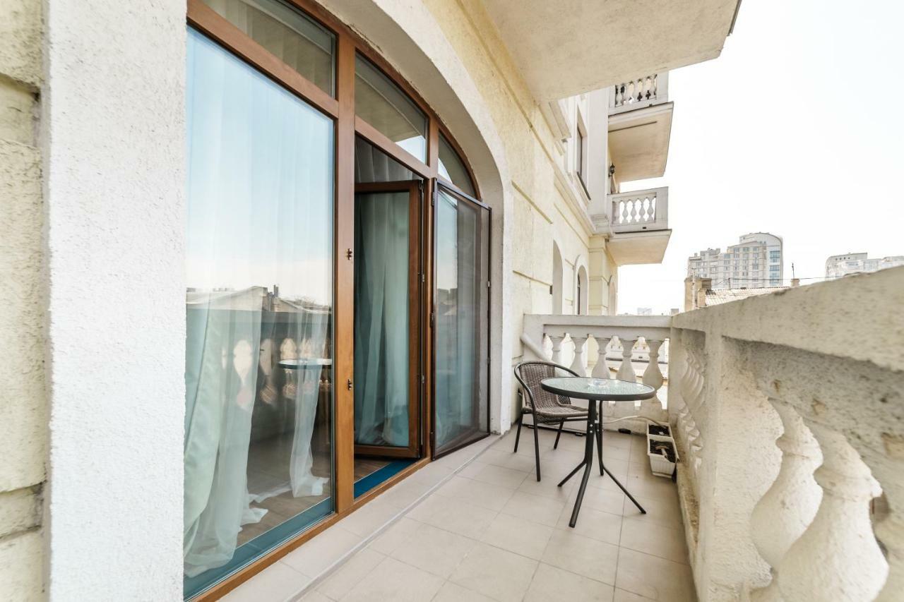 Stylish Apartment With A Balcony Overlooking The Park Одеса Екстериор снимка
