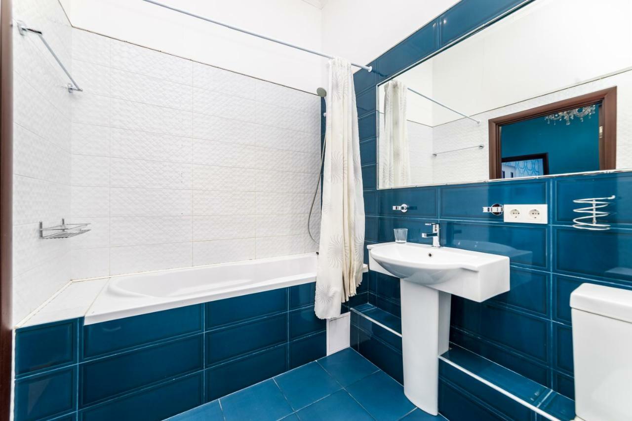Stylish Apartment With A Balcony Overlooking The Park Одеса Екстериор снимка