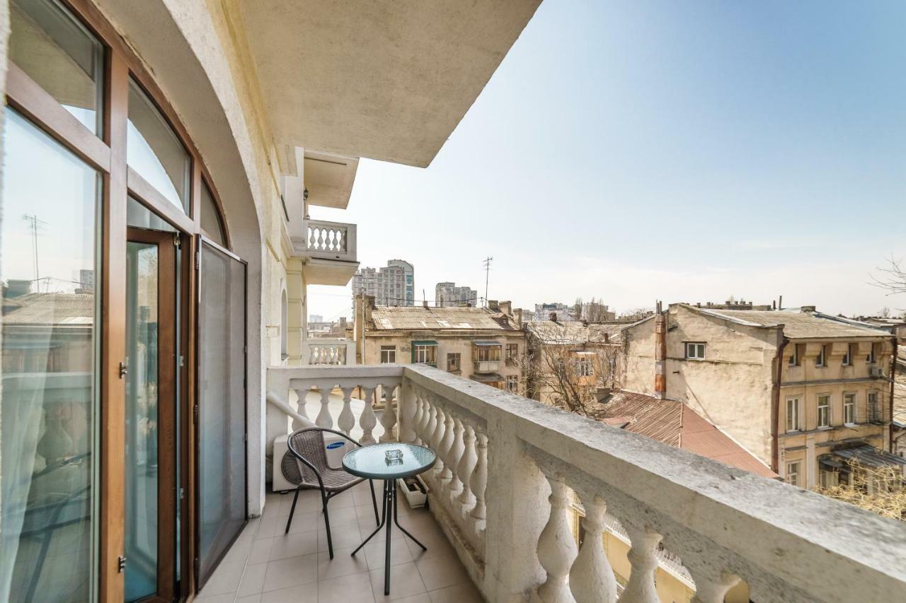 Stylish Apartment With A Balcony Overlooking The Park Одеса Екстериор снимка