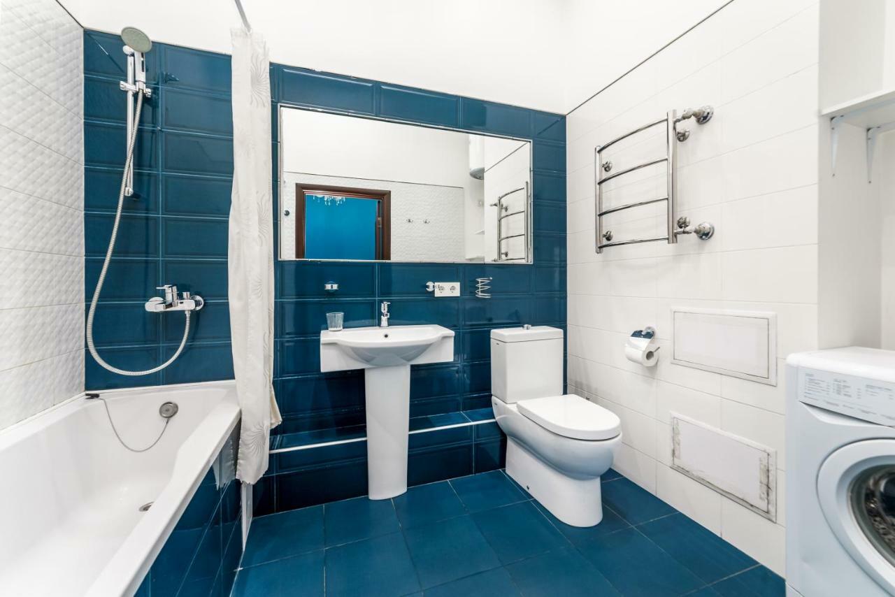 Stylish Apartment With A Balcony Overlooking The Park Одеса Екстериор снимка