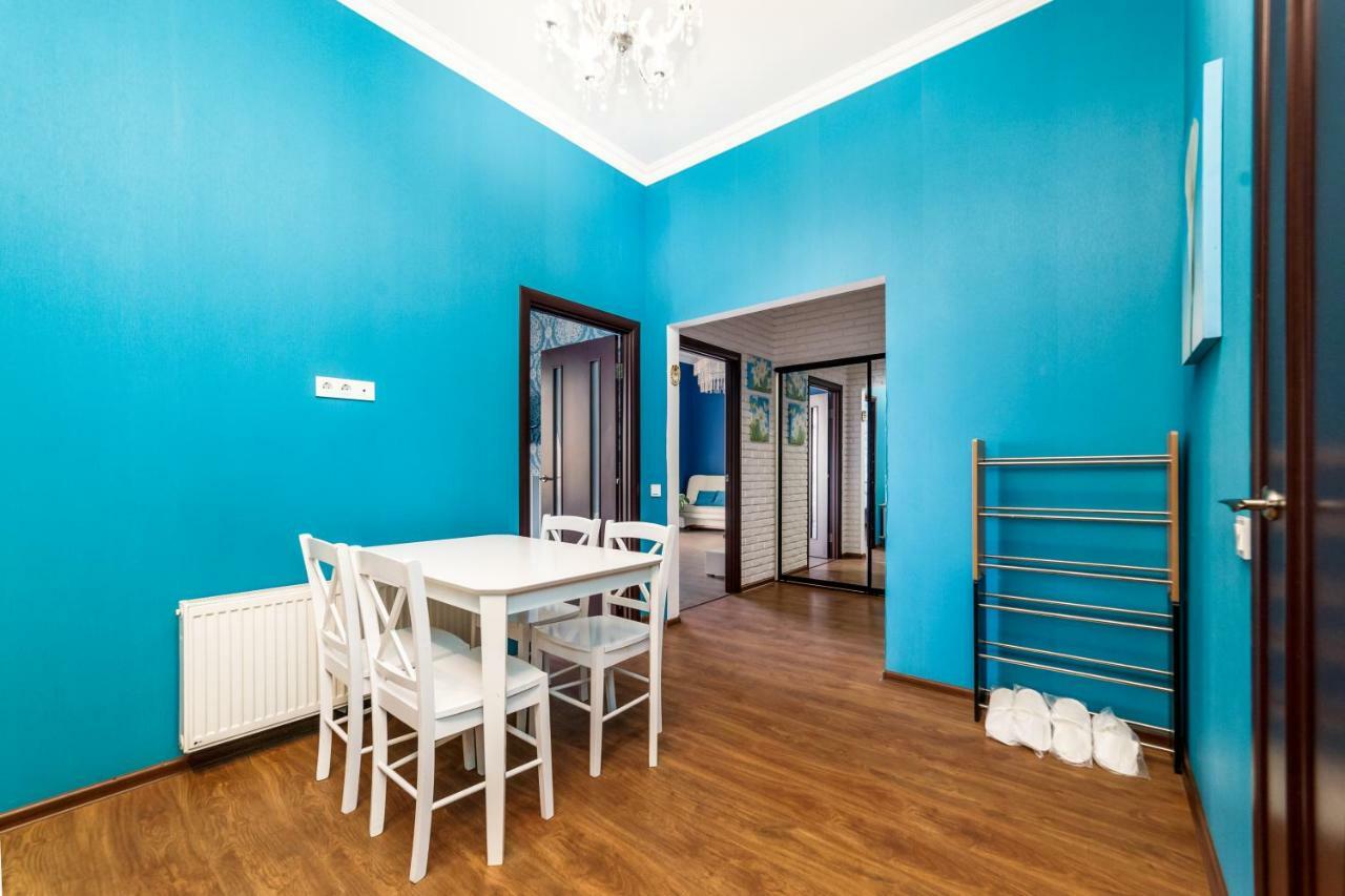 Stylish Apartment With A Balcony Overlooking The Park Одеса Екстериор снимка