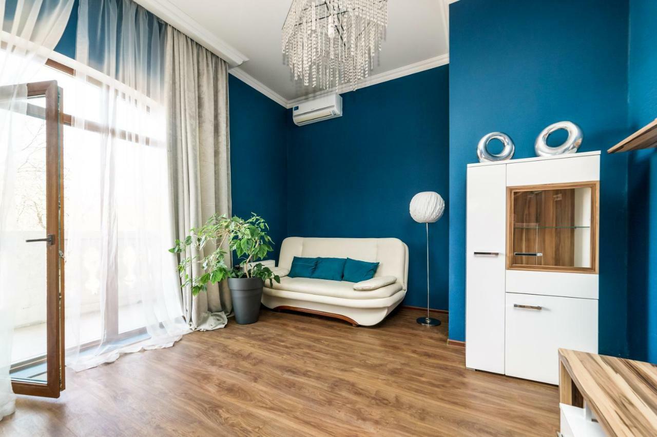 Stylish Apartment With A Balcony Overlooking The Park Одеса Екстериор снимка