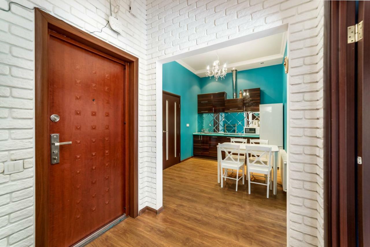 Stylish Apartment With A Balcony Overlooking The Park Одеса Екстериор снимка