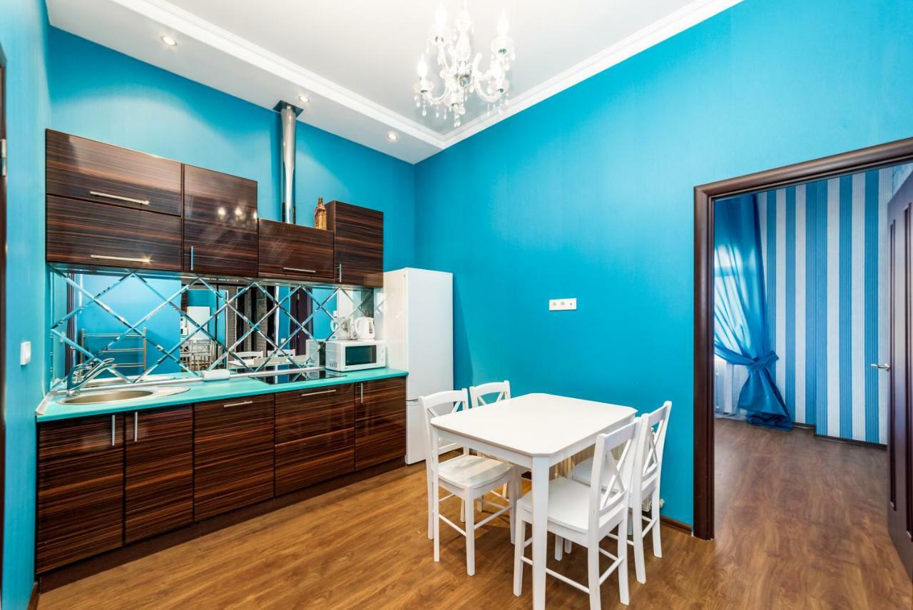 Stylish Apartment With A Balcony Overlooking The Park Одеса Екстериор снимка
